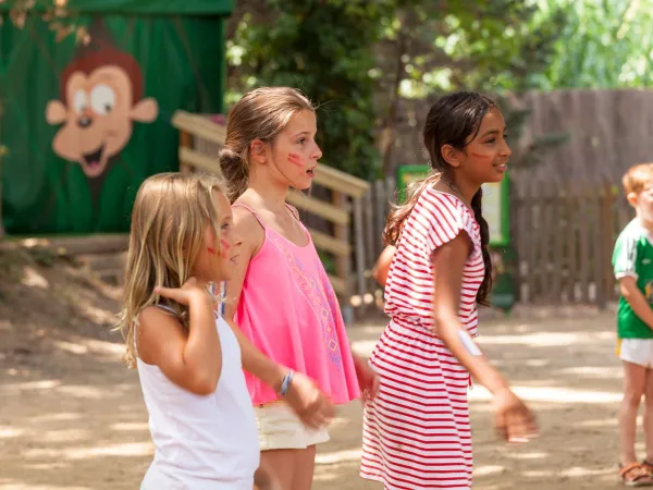 Spelende kinderen op Roan camping Domaine Naïades.