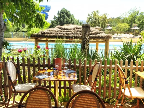 Een terras op Roan camping Domaine Naïades.