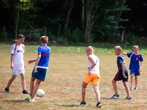 Voetballen op Roan camping de Bonnal.