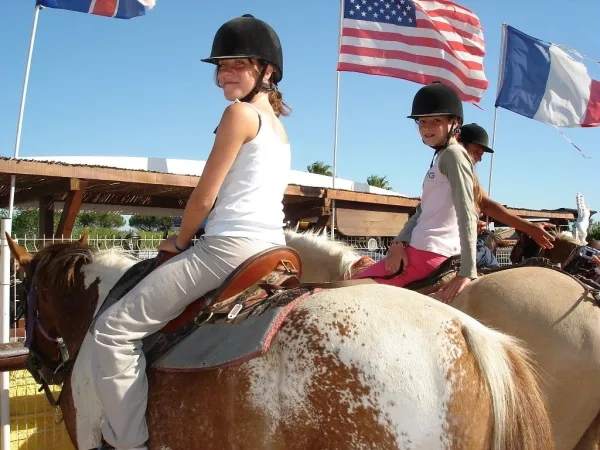 Pony rijden dichtbij Roan camping Les Sablines.