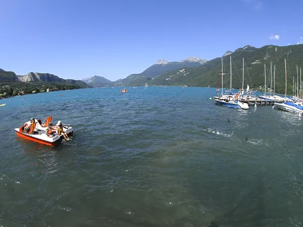 Het meer Annecy in de buurt van Roan camping L'Ideal.