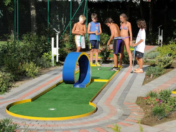 Midgetgolfbaan bij Roan camping Mediterraneo.