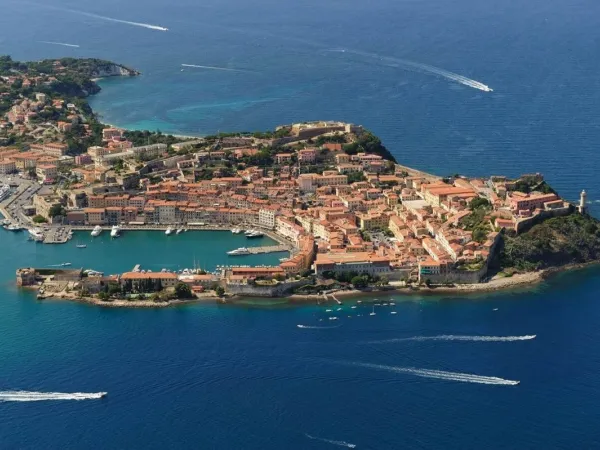 Droneshot van een dorp aan de kust in Italië.