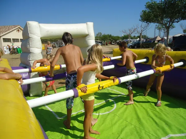 Luchtkussenactiviteit op Roan camping Playa Brava.