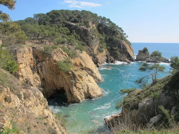 Rotsachtige kust bij Roan camping Playa Brava.