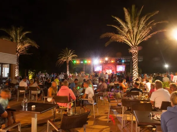 Terras in de avond op Roan camping Playa Brava.