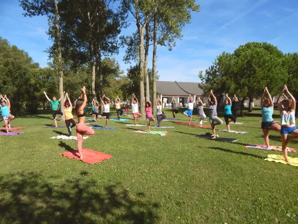 Yoga op het grasveld bij Roan camping Pra'delle Torri.