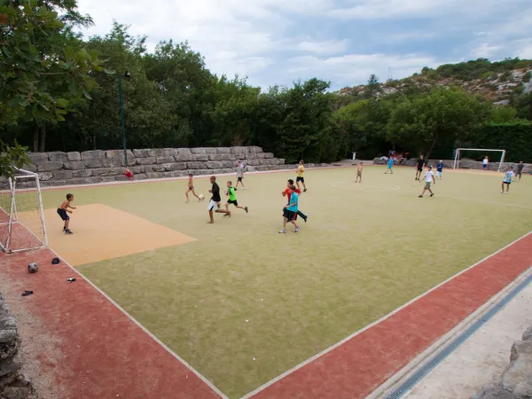 Voetbal spelen op het sportveld bij Roan camping Le Ranc Davaine.