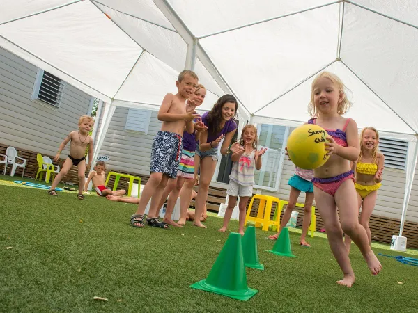 Spelletjes spelen bij de animatie op Roan camping Le Ranc Davaine.