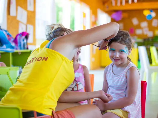 Schminkactiviteit op Roan camping La Sirène.