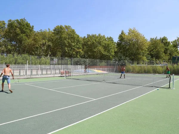 Tennisbaan op Roan camping La Chapelle.