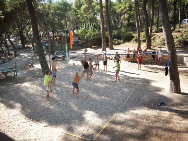 Volleybalactiviteit op Roan camping Cikat.