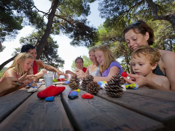 Spelende kinderen op Roan camping Cikat.