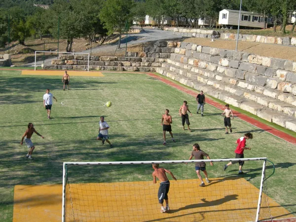 Voetballen op het sportveld bij Roan camping Aluna Vacances.