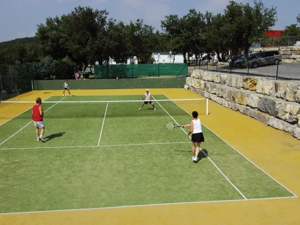 Tennissen bij Roan camping Aluna Vacances.