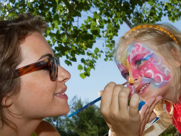 Schminkactiviteit op Roan camping Beach Garden.