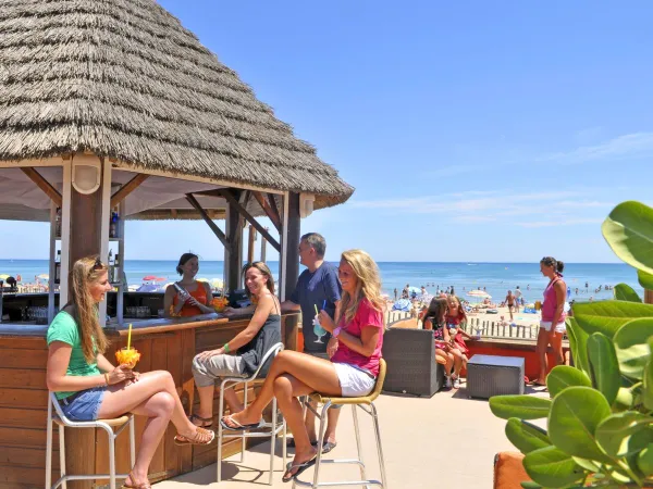 Beachbar bij Roan camping Beach Garden.