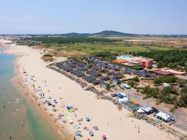 Overzicht strand bij Roan camping Beach Garden.