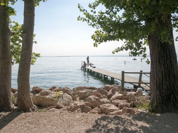 Pier bij het Gardameer op Roan camping Cisano San Vito.