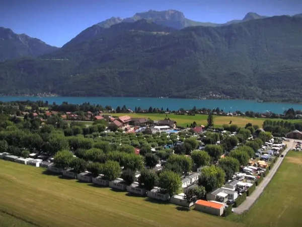 Overzicht Roan camping L'Ideal bij het meer Annecy.