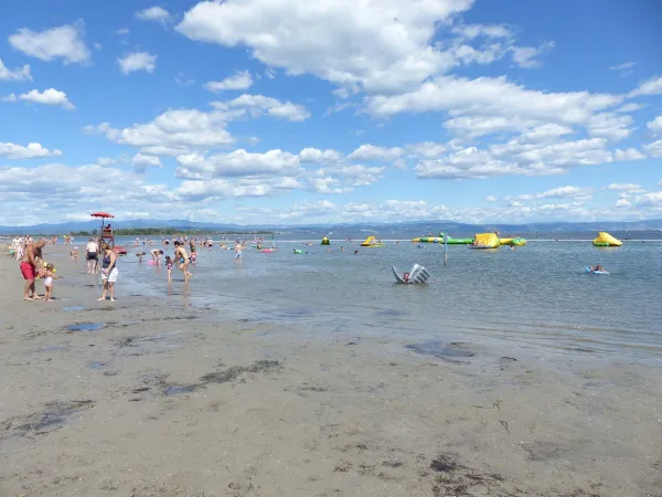 Overzicht strand bij Roan camping Turistico.