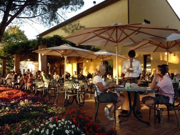 Terras in de avond op Roan caming Le Capanne.