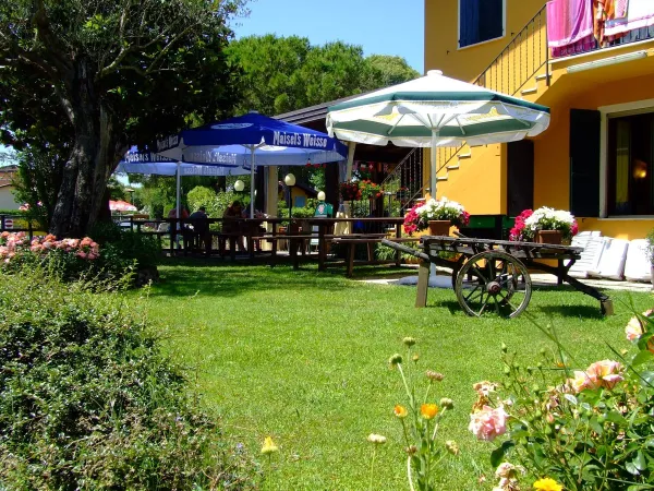 Het terras van het restaurant op Roan camping La Rocca Manerba.