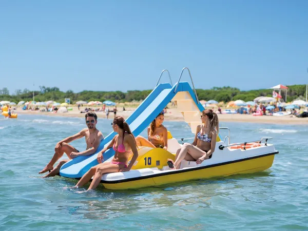 Waterfietsen bij het strand van Roan camping Union Lido.