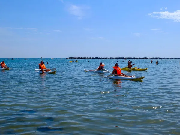 Kanoën in de zee bij Roan camping Rubicone.