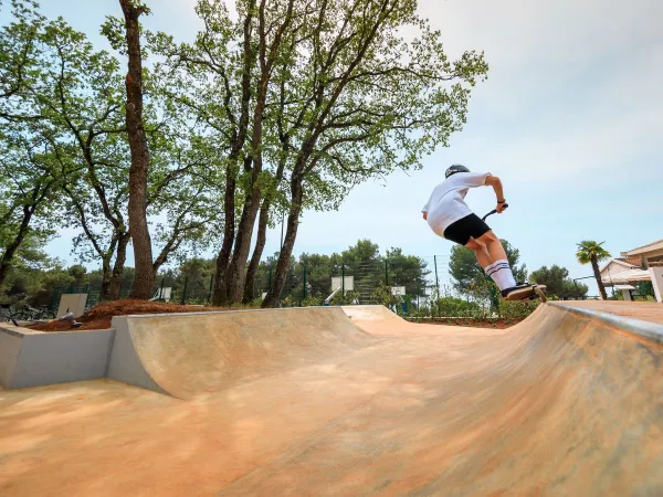 Skaten in het skatepark op Roan camping Lanterna.