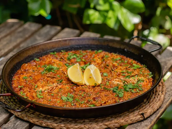 Paella gerecht verkrijgbaar bij Roan camping El Garrofer.