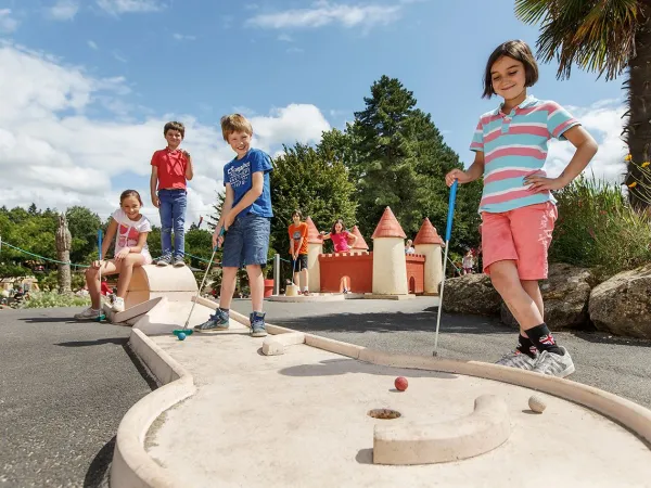 Minigolfen op Roan camping des Ormes.