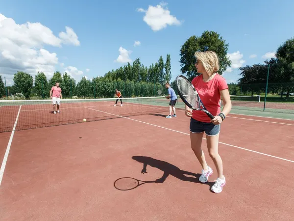 Tennissen op Roan camping des Ormes.