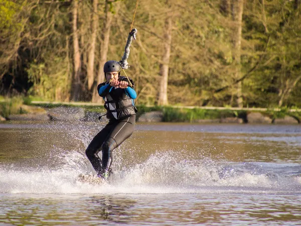 Waterskiën op Roan camping des Ormes.