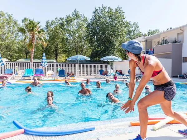 Aquarobics activiteit bij Roan camping Club Napoléon.