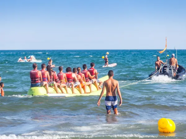 Bananenboot activiteit dichtbij Roan camping Club Napoléon.