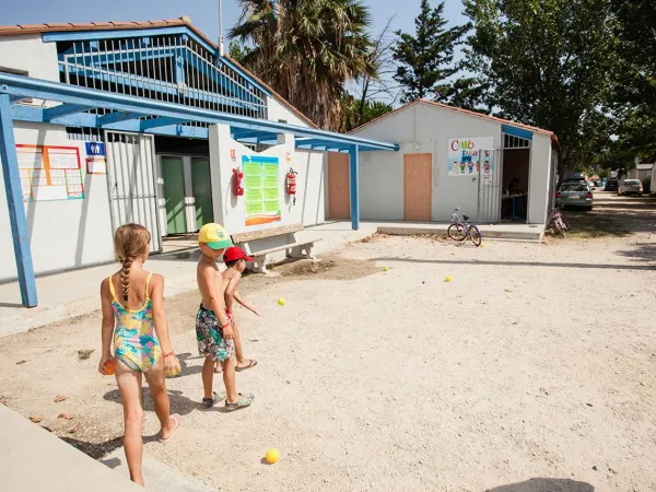 Jeu de boule spelen op Roan camping Le Soleil Méditerranée.