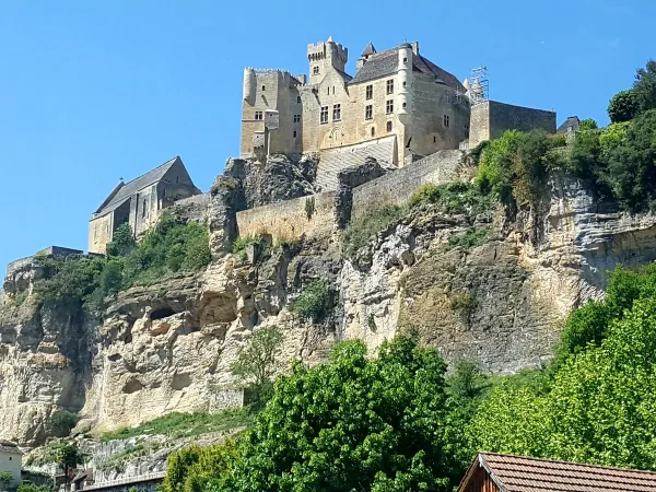 Kasteel van Beynac in de omgeving van Roan camping Avit Loisirs.