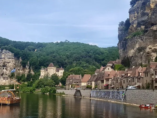 Het dorp Sarlat in de omgeving van Roan camping Avit Loisirs.