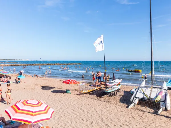 Het strand bij Roan camping Club Napoléon.