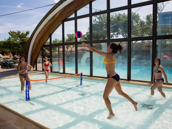 Volleybal spel in het zwembad bij Roan camping Le Ranc Davaine.