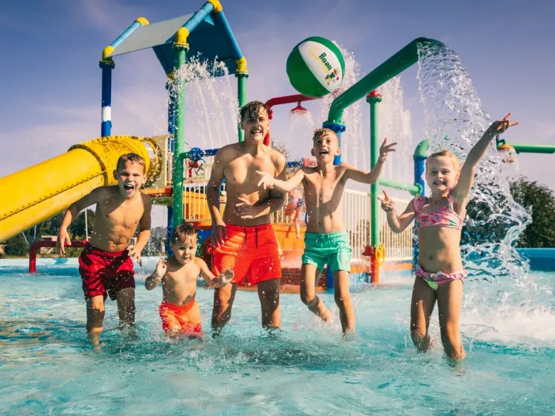 De waterspeeltuin op Roan camping De Schatberg.