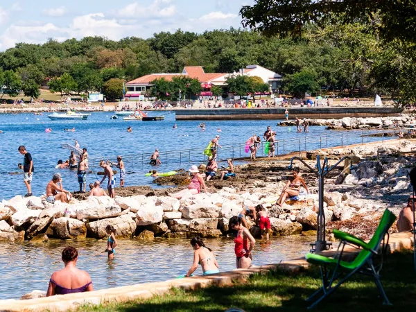 Kiezelstrand van Roan camping Park Umag.