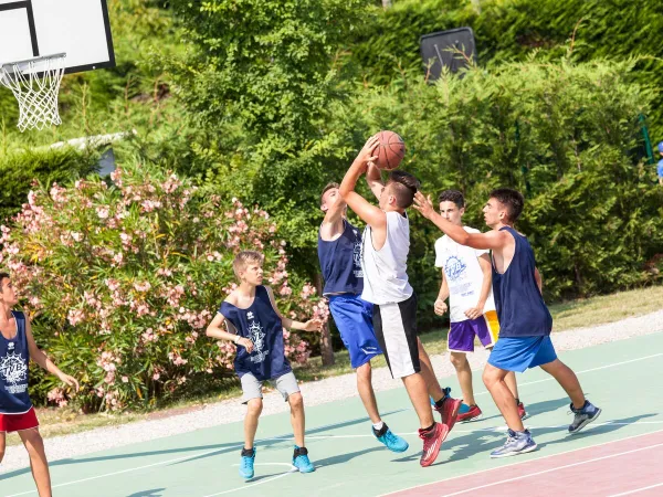 Basketbalveld op Roan camping San Francesco.