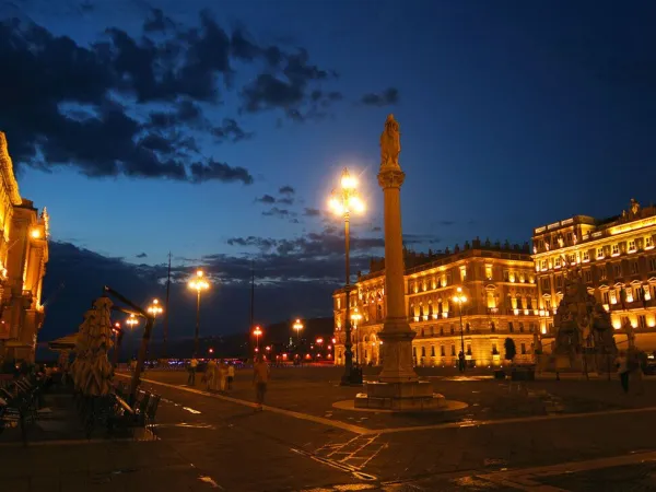 De stad Venetië in het donker.