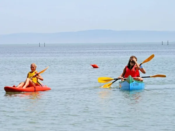 Kanoën bij het strand van Roan camping Turistico.