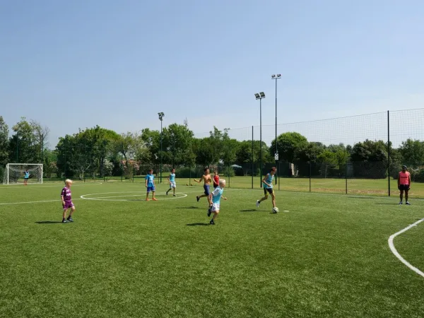 Voetballen op Roan camping Turistico.