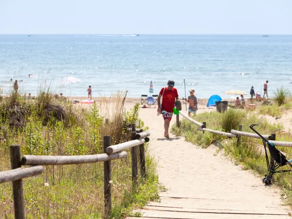 Wandelpad naar het strand bij Roan camping Ca'Savio.