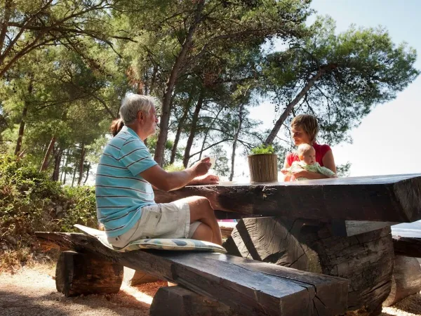 Eten aan een picknicktafel op Roan camping Cikat.