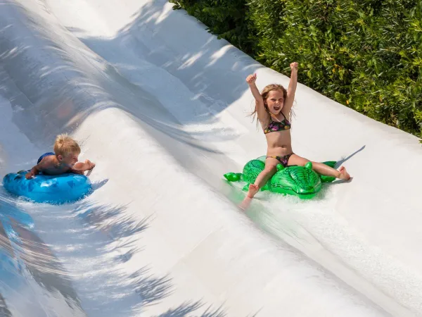 Met de opblaasbanden van de glijbanen glijden op Roan camping hu Altomincio village.